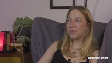 Namiętna niemiecka blondynka masturbuje się przed kamerą