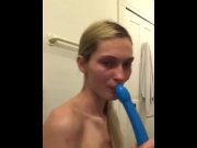 Blond lalunia liże niebieską seks zabawką