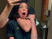 Ryzykowny publiczny seks w toalecie. Pieprzyłem pracowniсe McDonalda za rozlaną fantę! – Eva Soda