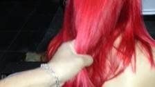 Trzyma rudą suczkę za włosy i ją posuwa od tyłu