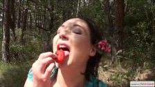 Laseczka dostaje anala w lesie